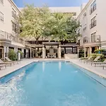 Contemporary Mid-Rise Apartment By Downtown Dallas