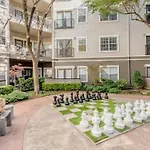 Contemporary Mid-Rise Apartment By Downtown Dallas