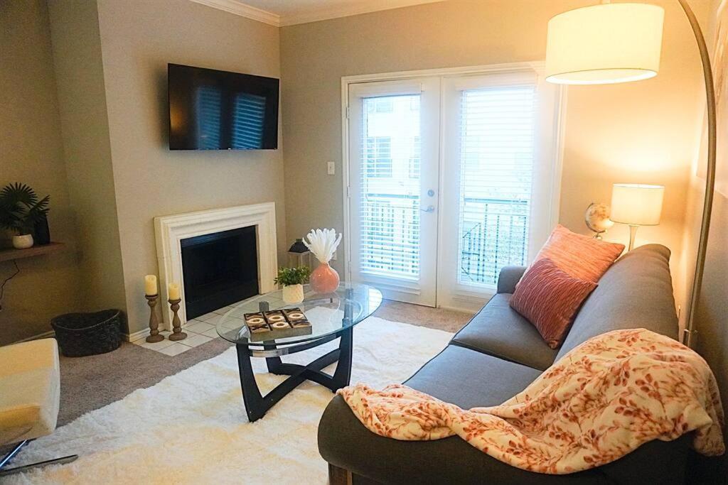 Apartamento Contemporary Mid-rise By Downtown Dallas
