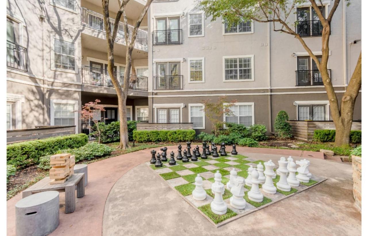 Contemporary Mid-rise By Downtown Dallas